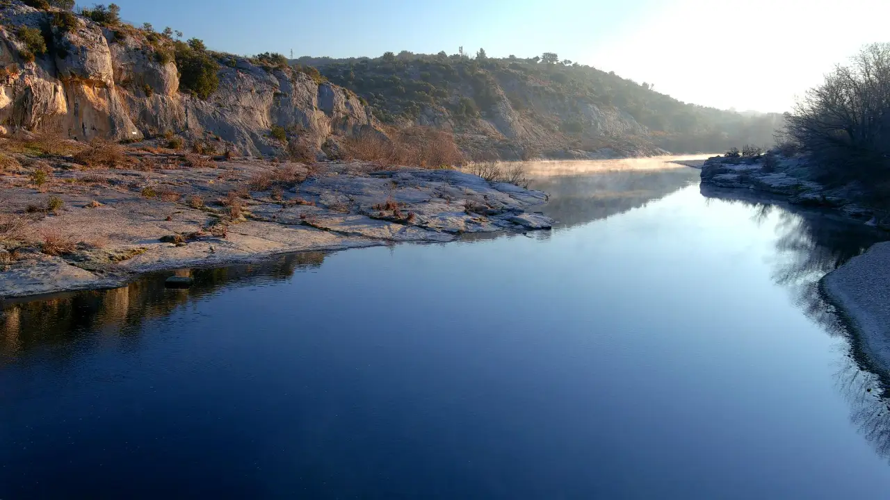 Rivière du Gardon dans la brume matinale à Collias, vue par drone